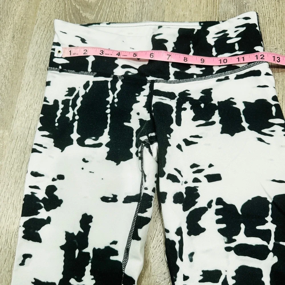 Alo Yoga Womens XS Black White Abstract Tie Dye‎ Cropped Active Capri Leggings